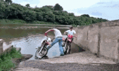 Rón rén dắt xe tránh nước vì sợ bẩn giày, người đàn ông nhận về cái kết đắng