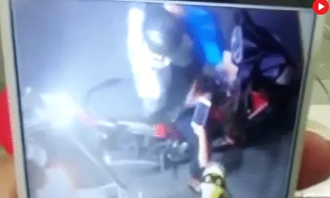 Lại xuất hiện clip người đàn ông xúi bé trai trộm điện thoại của người phụ nữ bán xôi ở Sài Gòn