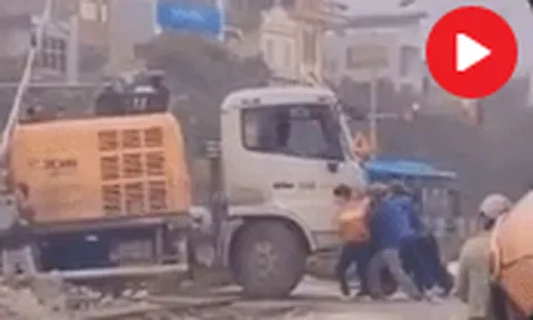 Clip: Nín thở theo dõi cảnh giải cứu xe rơ mooc mắc kẹt trên đường ray đúng lúc tàu hỏa sắp chạy qua