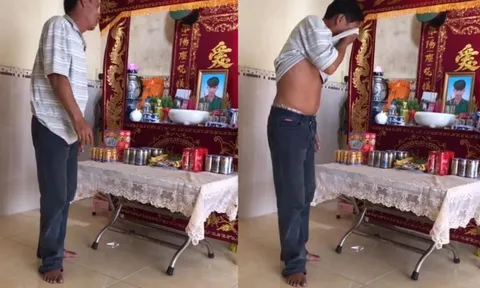 Xót xa cảnh ông bố đứng trước di ảnh con trai vừa mắng vừa khóc, vừa đưa tay quệt nước mắt chảy dài