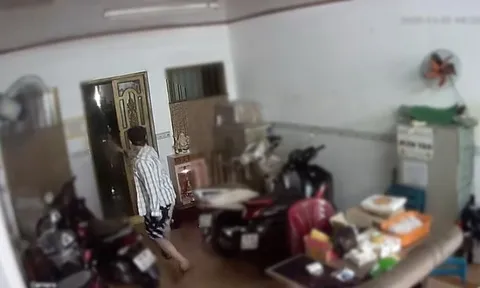 Clip: Nam thanh niên ngang nhiên xông vào nhà, xịt hơi cay vào mặt cụ bà