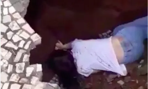Clip: Đang đứng chờ qua đường, thiếu nữ bất ngờ bị 'hố tử thần' nuốt chửng