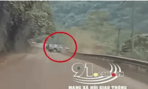 CLIP: Khoảnh khắc xe bán tải lảo đảo rồi lao xuống vực, tài xế leo lên đường bấm điện thoại