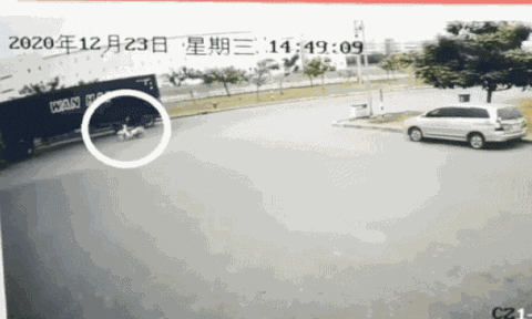 CLIP: Xe đầu kéo 'vặn cổ' bất thình lình khiến thanh niên suýt tử nạn, bảo vệ rối rít gọi tài xế quay lại