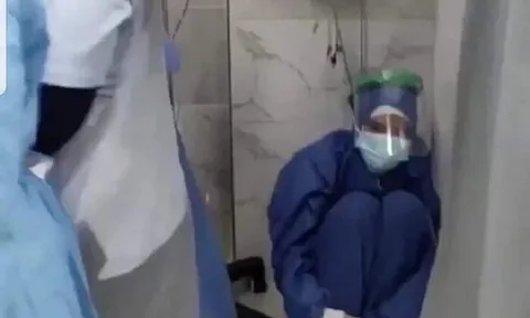 Clip: Nữ y tá ngồi thu mình một góc, thẫn thờ nhìn bệnh nhân nhiễm COVID-19 trút hơi thở cuối cùng