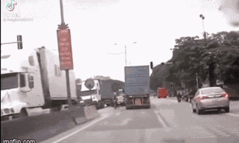 Container đánh lái 'nuốt' ô tô con vào gầm, nhân tố gây họa vẫn bình tĩnh dắt xe đạp qua đường