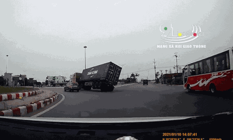 Clip: Kinh hoàng cảnh xe container bất ngờ lật nhào xuống đường khi vào cua