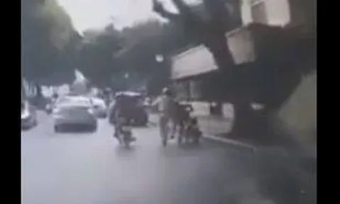 Clip: Bị CSGT ra lệnh dừng, nam thanh niên dắt xe máy cuống cuồng bỏ chạy giữa đường phố Hà Nội