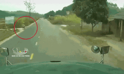 Clip: Qua đường không chú ý, cậu bé bị cuốn vào gầm xe ô tô