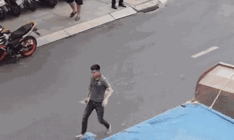 Clip: Sau va chạm, nam thanh niên rút kiếm trong cốp xe đuổi chém tài xế xe tải giữa đường phố Sài Gòn
