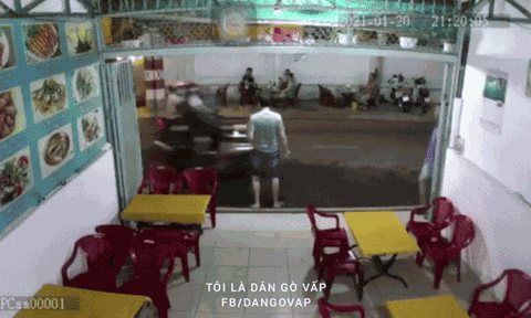 Clip: 2 tên cướp giật phăng chiếc điện thoại của 2 cô gái trên đường ở Sài Gòn rồi tăng ga tẩu thoát