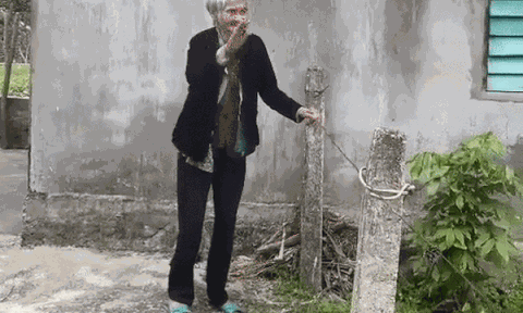 Xúc động cảnh mẹ già 103 tuổi bịn rịn ra tiễn con gái 80 tuổi:' 'Lần này thôi, lần sau về không còn mẹ'