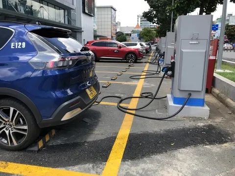 Đề xuất thí điểm lắp đặt trạm sạc, tủ đổi pin xe điện tại 39 điểm đỗ xe tại Hà Nội