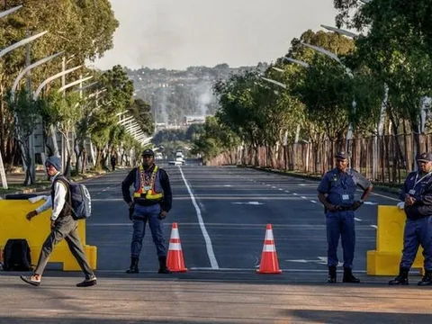 Xả súng ở Nam Phi, 20 người thương vong