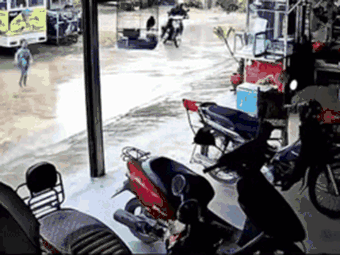 Bé trai bất thình lình lao ra trước đầu xe máy, diễn biến tiếp đó ai cũng bất ngờ