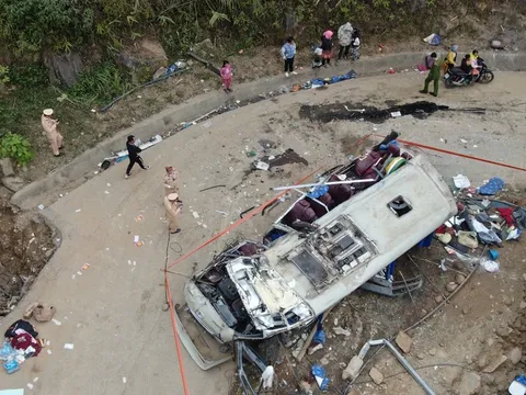 Thương tâm hình ảnh hiện trường vụ lật xe 9 người tử vong ở Lào Cai