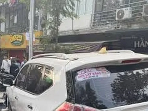 Ô tô dán chữ 'vợ em mới lấy bằng, thi 9 lần mới đỗ' tông loạt xe máy trên đường