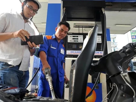 Giá xăng giảm đầu năm mới