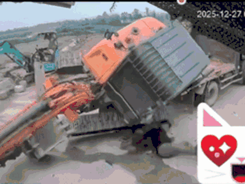 Clip: Xe cẩu bất ngờ lật ngang, diễn biến tiếp đó của tài xế khiến dân tình thót tim