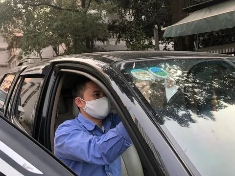 Chính thức bỏ dán tem thu phí đường bộ trên kính ô tô