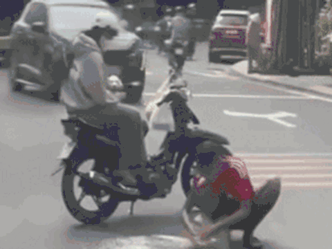 Clip: Đôi nam nữ làm chuyện khó coi giữa đường khiến dân tình nhức mắt