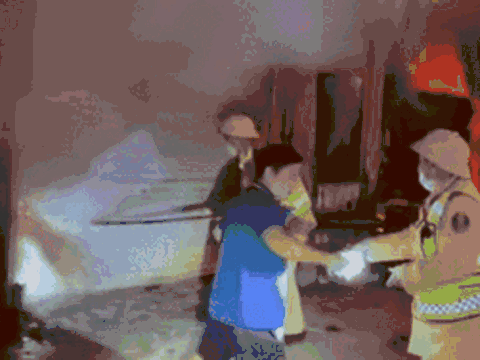 Cảnh sát giao thông Nghệ An phá cửa cứu 11 người đang ngủ trong ngôi nhà bốc cháy dữ dội