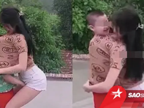Cô gái kéo áo trùm lên đầu bé trai khiến nhiều người bức xúc: 'Trẻ con như tờ giấy trắng, làm ơn..'