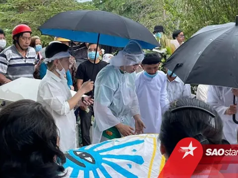 Chi Dân bật khóc nghẹn ngào trong lễ đưa tang mẹ