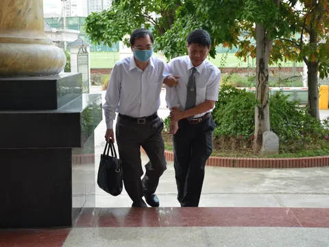 Cựu Bộ trưởng Vũ Huy Hoàng đến sớm hầu tòa, luật sư phải dìu lên từng bậc thềm