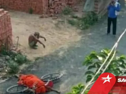 Chồng bất lực chở thi thể vợ trên xe đạp tìm nơi hỏa táng vì dân làng sợ lây virus