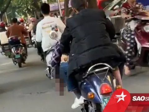Điều khiển xe máy chở thi thể bạn ngay trên phố, người đi đường ai nấy đều sợ hãi