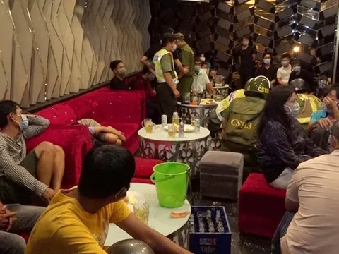 Mở cửa đón khách bất chấp lệnh cấm, chủ quán karaoke còn dựng hiện trường giả đối phó công an