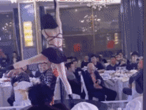 Màn múa cột trong đám cưới khiến quan khách 'đỏ mặt', dân mạng bức xúc 'ném đá' không thương tiếc