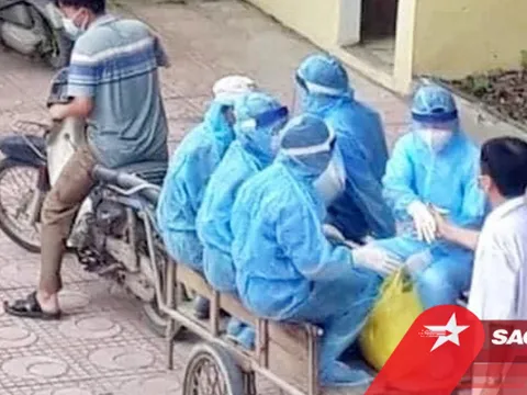 Ảnh nhân viên y tế trên xe ba gác và cái bắt tay xúc động: 'Tôi chỉ biết động viên, truyền động lực'