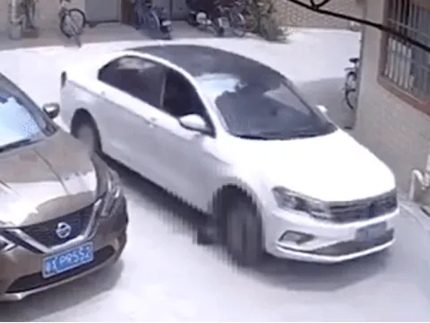 Bé gái bị ô tô đâm trúng, dân tình bức xúc khi biết hành động vô tâm của người mẹ đứng phía sau