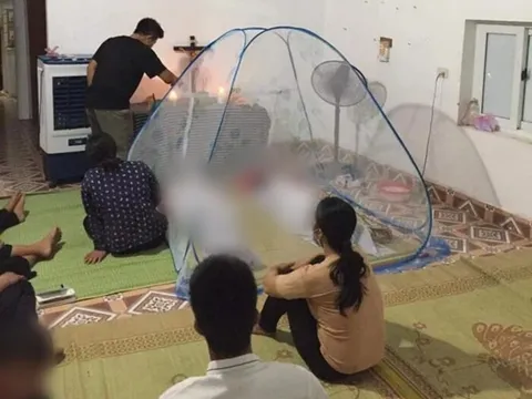 Cùng bố mẹ chèo thuyền ra sông đánh cá, thuyền lật khiến hai cháu bé tử vong thương tâm