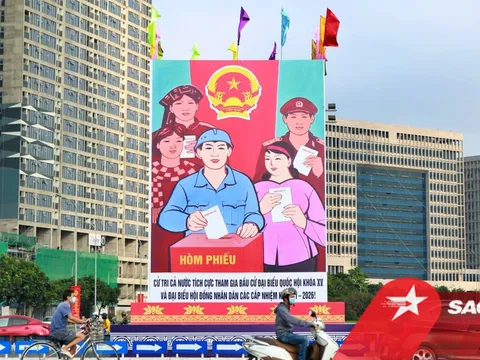 Ảnh: Đường phố Hà Nội rợp sắc cờ hoa, sẵn sàng chào đón ngày bầu cử, ngày hội toàn dân