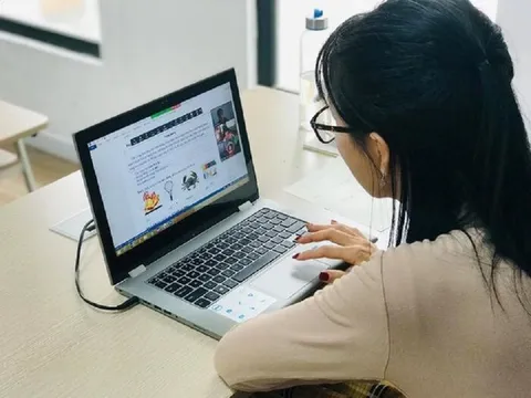 Học sinh lớp 9 và 12 ở TP. HCM ngừng đến trường, chuyển sang học trực tuyến