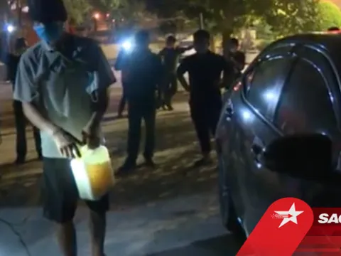 Bị nhắc nhở phòng dịch Covid-19, người đàn ông đột nhập vào trụ sở UBND phường đốt xe ô tô trả thù