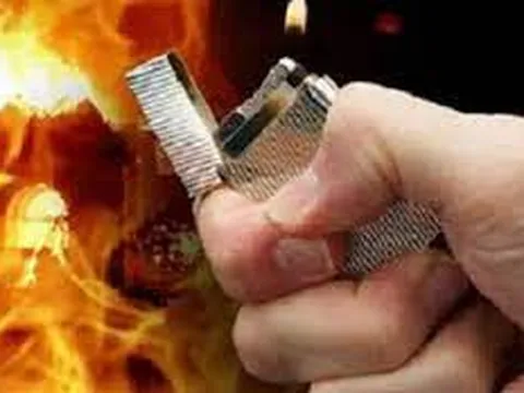 Vợ tẩm xăng đốt chồng đang ngủ say vì nghĩ chồng bỏ thuốc độc vào món cánh gà
