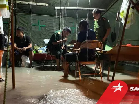Xúc động hình ảnh lực lượng gác chốt chống dịch ở Hà Tĩnh lội nước ăn cơm tại lán dã chiến dựng tạm