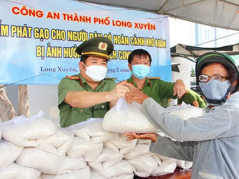 An Giang: Những chuyến xe mang tên 'Hạt gạo nghĩa tình với Nhân dân' của Công an tỉnh