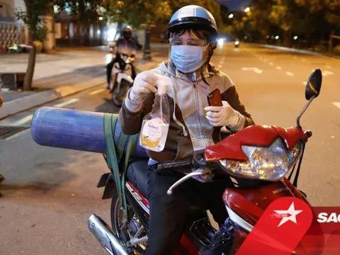 Cay khóe mắt câu chuyện người đàn ông ra đường sau 18h để chở bình oxy cứu con