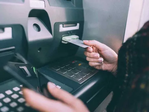 Đi rút tiền có phải nhu cầu thiết yếu?