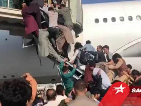 Cảnh hỗn loạn khi người dân Afghanistan tràn vào sân bay tháo chạy khỏi Kabul
