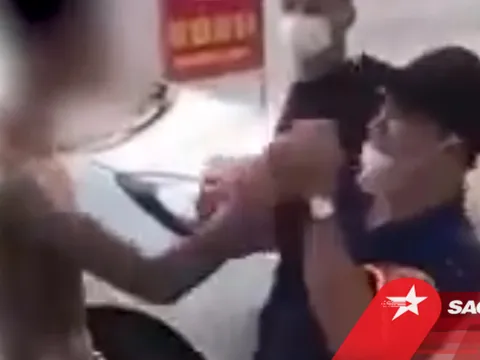 Thanh niên ở Hà Nội 'xăm kín người' kéo khẩu trang cán bộ chốt kiểm dịch, đe doạ: 'Mày nhớ mặt tao nhá'