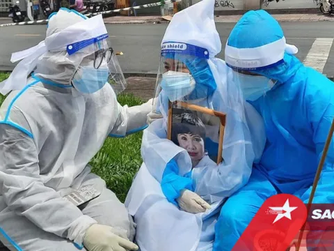 Nghệ sĩ Bình Tinh gục ngã ôm di ảnh mẹ, bật khóc nức nở đến mờ mắt vì đau thương