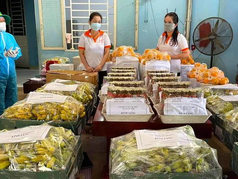 Khi 700 sinh viên Đại học Sư Phạm TP HCM vui mừng nhận quà từ người Bình Phước trong mùa dịch