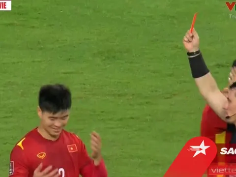 Facebook trọng tài thổi penalty tuyển Việt Nam và rút thẻ đỏ với Duy Mạnh bị tấn công dữ dội