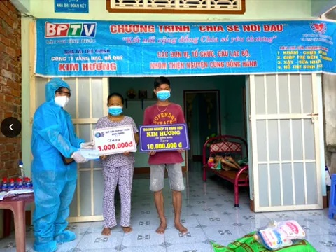 Dù nghỉ hưu nhưng cụ bà 72 tuổi không hề ngơi tay giúp dân vượt khó mùa dịch